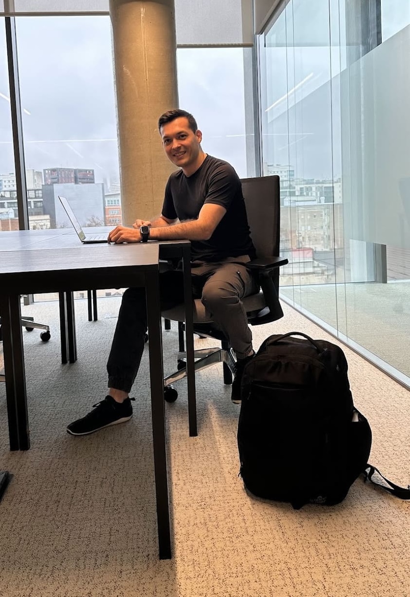Ricardo trabajando desde cualquier lugar